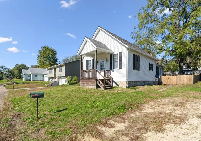 Photo 1 of Single family home for sale at 1914 14th Avenue S, Clinton, IA 52732 | MLS# 12749383 | Listing updated on 2026-10-23