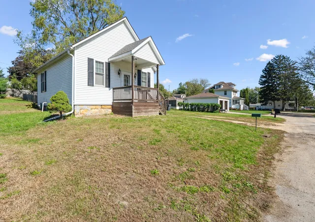 Photo 2 of Single family home for sale at 1914 14th Avenue S, Clinton, IA 52732 | MLS# 12749383 | Listing updated on 2026-10-23