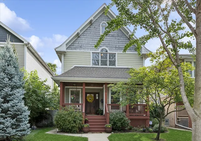 Photo 2 of Single family home for sale at 938 Mapleton Ave, Oak Park, IL 60302 | MLS# 12749393 | Listing updated on 2026-09-29