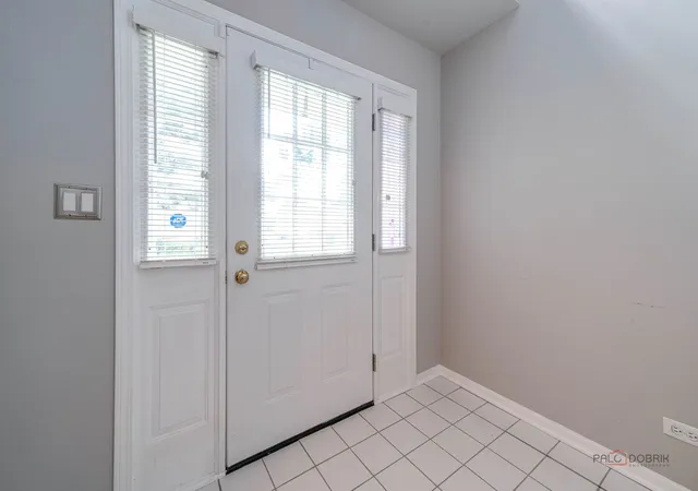 Photo 2 of Townhouse for sale at 1432 Hampshire Ct, Roselle, IL 60172 | MLS# 12749431 | Listing updated on 2026-09-12