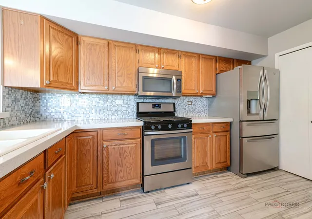 Photo 4 of Townhouse for sale at 1432 Hampshire Ct, Roselle, IL 60172 | MLS# 12749431 | Listing updated on 2026-09-12