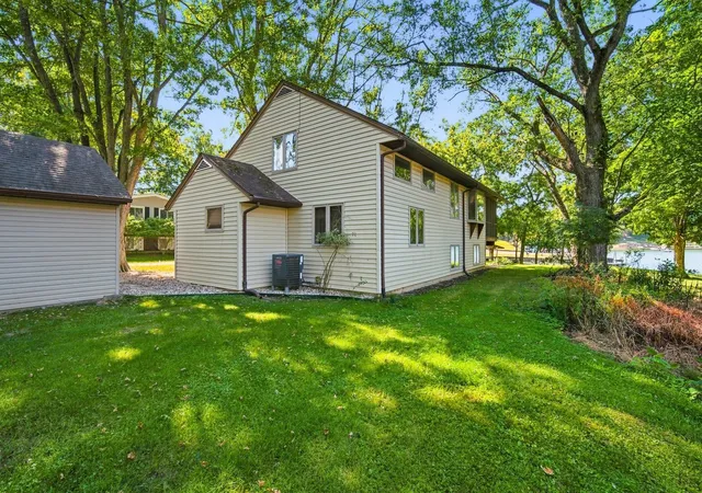 Photo 3 of Single family home for sale at 154 Beachview Ct, Varna, IL 61375 | MLS# 12749454 | Listing updated on 2026-10-07