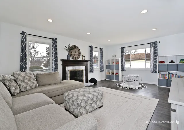 Photo 3 of Single family home for sale at 1806 Portsmouth Ln, Schaumburg, IL 60194 | MLS# 12749455 | Listing updated on 2026-09-19