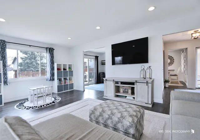 Photo 3 of Single family home for sale at 1806 Portsmouth Ln, Schaumburg, IL 60194 | MLS# 12749455 | Listing updated on 2026-09-19
