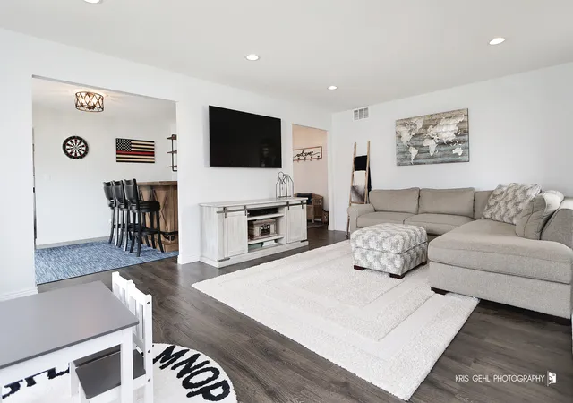 Photo 4 of Single family home for sale at 1806 Portsmouth Ln, Schaumburg, IL 60194 | MLS# 12749455 | Listing updated on 2026-09-19