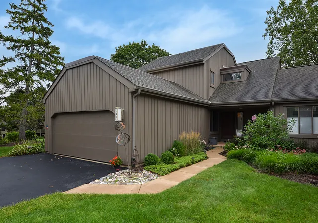 Photo 2 of Townhouse for sale at 463 Woodview Rd, Lake Barrington, IL 60010 | MLS# 12749468 | Listing updated on 2026-10-04