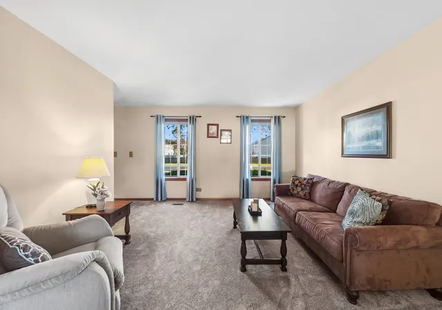 Photo 4 of Single family home for sale at 677 Windemere Ln, Carol Stream, IL 60188 | MLS# 12749472 | Listing updated on 2026-10-07