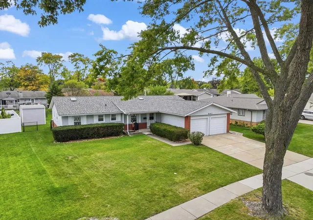 Photo 2 of Single family home for sale at 641 Clearmont Dr, Elk Grove Village, IL 60007 | MLS# 12749483 | Listing updated on 2026-10-22
