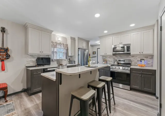 Photo 3 of Single family home for sale at 641 Clearmont Dr, Elk Grove Village, IL 60007 | MLS# 12749483 | Listing updated on 2026-10-22