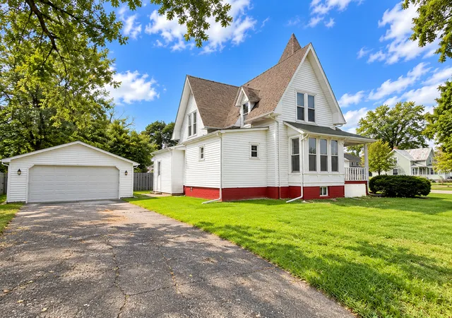 Photo 3 of Single family home for sale at 208 W Pells St, Paxton, IL 60957 | MLS# 12749502 | Listing updated on 2026-10-08