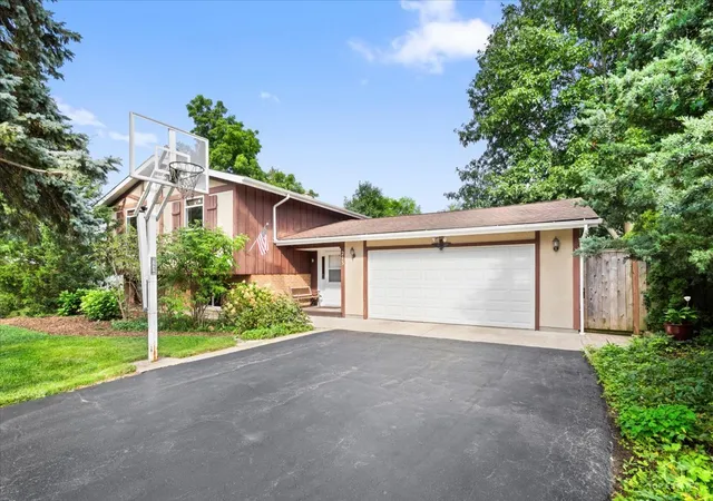 Photo 2 of Single family home for sale at 213 Liberty Ave, Fox River Grove, IL 60021 | MLS# 12749527 | Listing updated on 2026-09-05