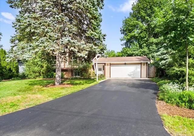 Photo 3 of Single family home for sale at 213 Liberty Ave, Fox River Grove, IL 60021 | MLS# 12749527 | Listing updated on 2026-10-05