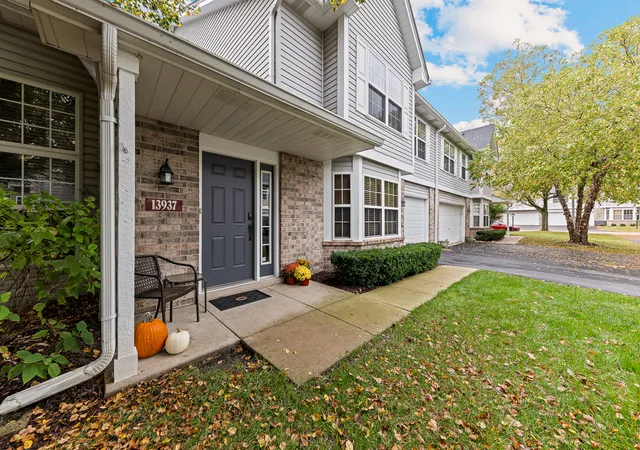 Photo 2 of Townhouse for sale at 13937 S Cambridge Cir, Plainfield, IL 60544 | MLS# 12749548 | Listing updated on 2026-10-20