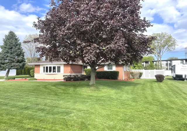 Photo 3 of Single family home for sale at 533 Woodview Ave, Elk Grove Village, IL 60007 | MLS# 12749578 | Listing updated on 2026-10-07
