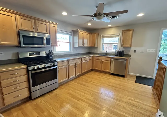 Photo 4 of Single family home for sale at 533 Woodview Ave, Elk Grove Village, IL 60007 | MLS# 12749578 | Listing updated on 2026-10-07