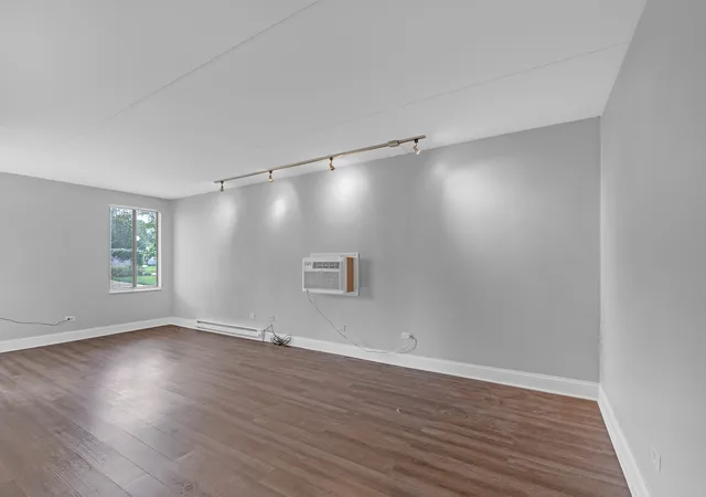 Listing Photo 4 - Condo for sale in building located at 322 W Miner St, Arlington Heights, IL 60005 - Unit #1C