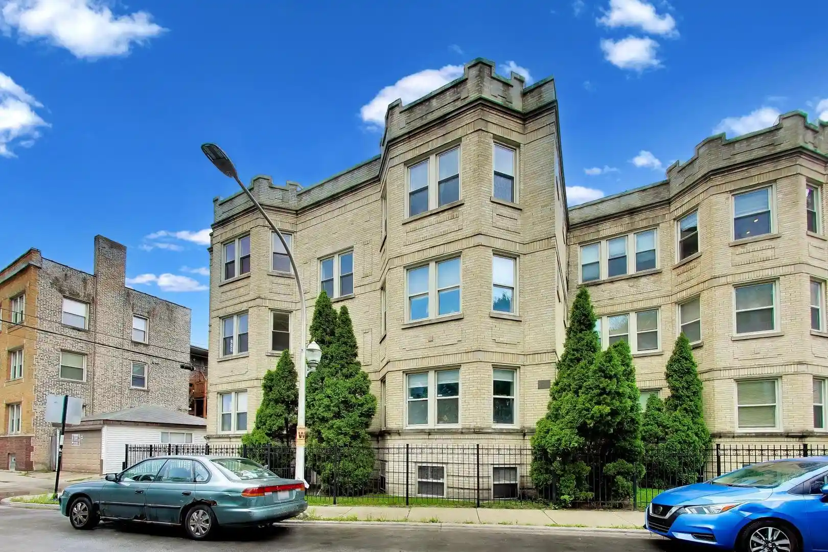 Listing Photo 1 - Condo for sale in 4852 N Sacramento Ave located at 4852 N Sacramento Ave, Chicago, IL 60625 - Unit 4852 N Sacramento Ave