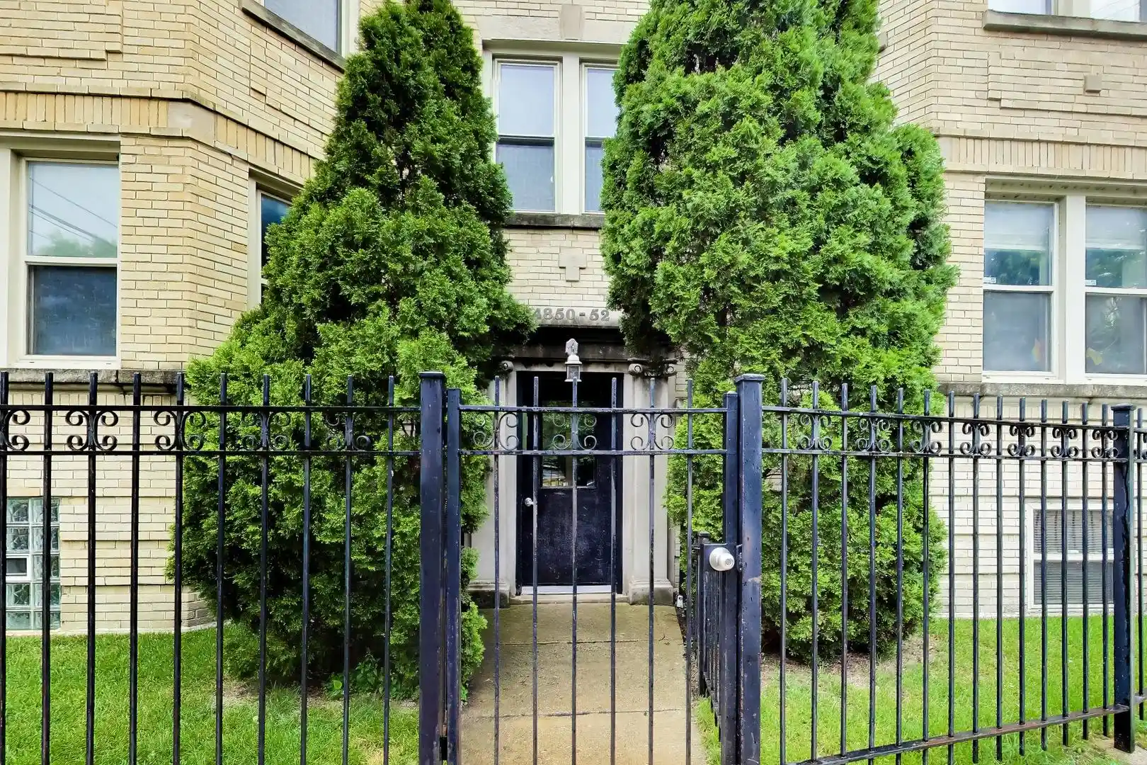 Listing Photo 2 - Condo for sale in 4852 N Sacramento Ave located at 4852 N Sacramento Ave, Chicago, IL 60625 - Unit 4852 N Sacramento Ave