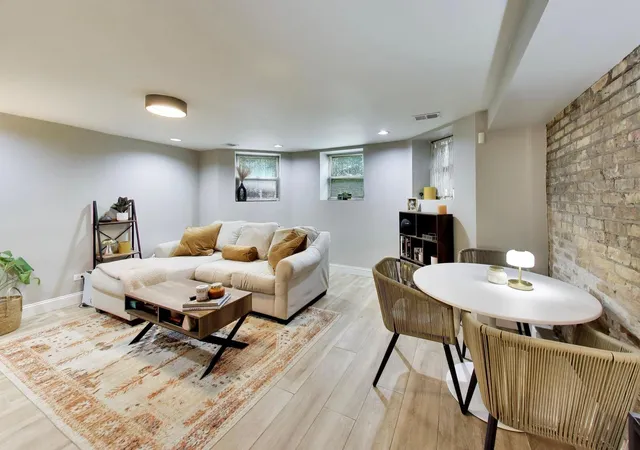 Listing Photo 3 - Condo for sale in building located at 4852 N Sacramento Ave, Chicago, IL 60625 - Unit #G
