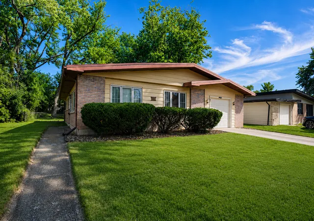 Photo 2 of Single family home for sale at 322 Sioux St, Park Forest, IL 60466 | MLS# 12749613 | Listing updated on 2026-09-13
