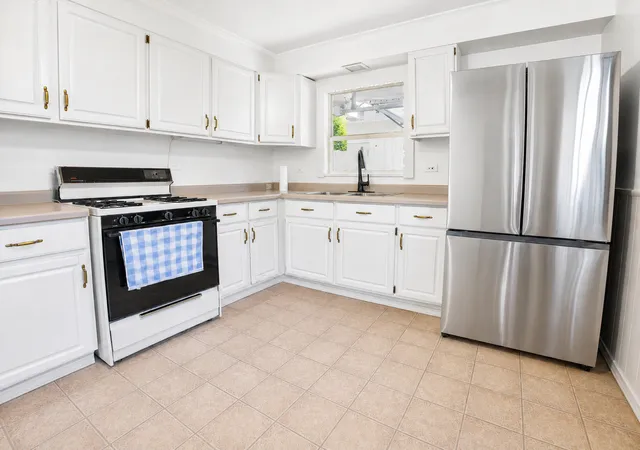 Photo 4 of Single family home for sale at 322 Sioux St, Park Forest, IL 60466 | MLS# 12749613 | Listing updated on 2026-09-13