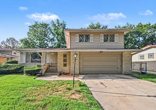 Photo 2 of Single family home for sale at 906 N Rainbow Dr, Glenwood, IL 60425 | MLS# 12749632 | Listing updated on 2026-09-16