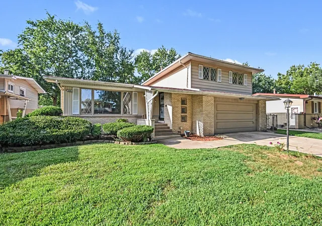 Photo 3 of Single family home for sale at 906 N Rainbow Dr, Glenwood, IL 60425 | MLS# 12749632 | Listing updated on 2026-09-16