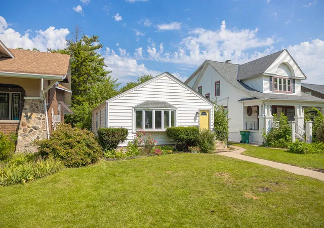 Photo 1 of Single family home for sale at 811 Buell Ave, Joliet, IL 60435 | MLS# 12749755 | Listing updated on 2026-09-13