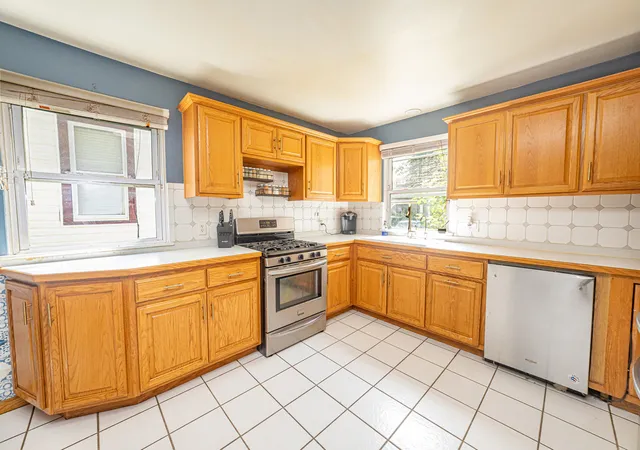 Photo 4 of Single family home for sale at 811 Buell Ave, Joliet, IL 60435 | MLS# 12749755 | Listing updated on 2026-09-13