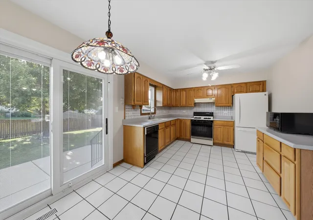 Photo 2 of Single family home for sale at 10s221 Suffield Dr, Downers Grove, IL 60516 | MLS# 12749830 | Listing updated on 2026-09-19