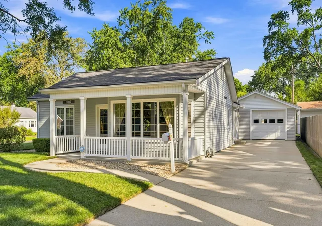 Photo 1 of Single family home for sale at 1002 Crestwood Dr, Urbana, IL 61801 | MLS# 12749845 | Listing updated on 2026-09-14