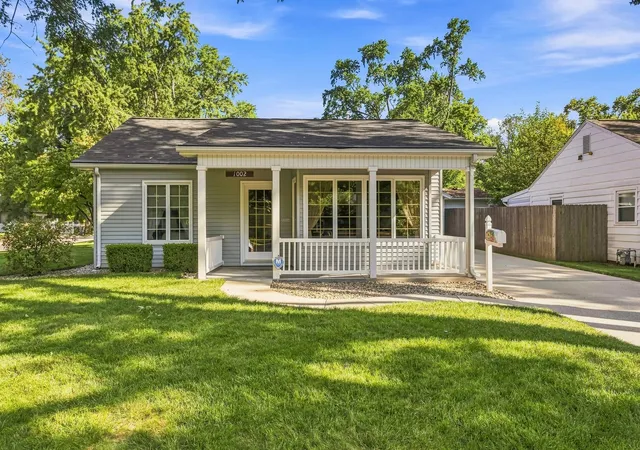 Photo 2 of Single family home for sale at 1002 Crestwood Dr, Urbana, IL 61801 | MLS# 12749845 | Listing updated on 2026-09-14