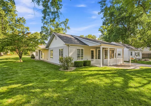 Photo 3 of Single family home for sale at 1002 Crestwood Dr, Urbana, IL 61801 | MLS# 12749845 | Listing updated on 2026-09-14