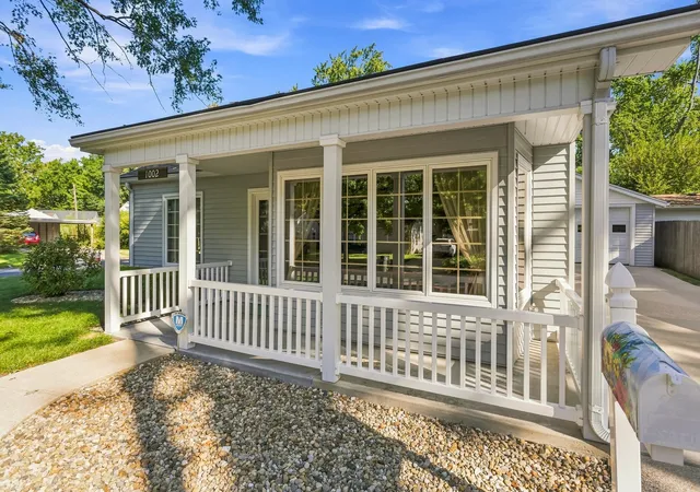 Photo 3 of Single family home for sale at 1002 Crestwood Dr, Urbana, IL 61801 | MLS# 12749845 | Listing updated on 2026-09-14