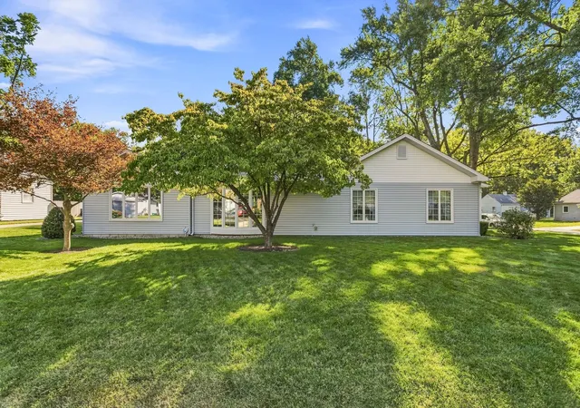 Photo 4 of Single family home for sale at 1002 Crestwood Dr, Urbana, IL 61801 | MLS# 12749845 | Listing updated on 2026-09-14