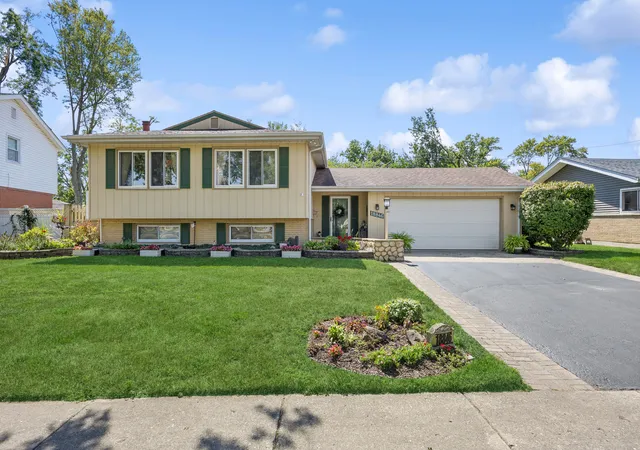 Single family home for sale at 18846 Queens Rd, Homewood, IL 60430 | MLS# 12749861