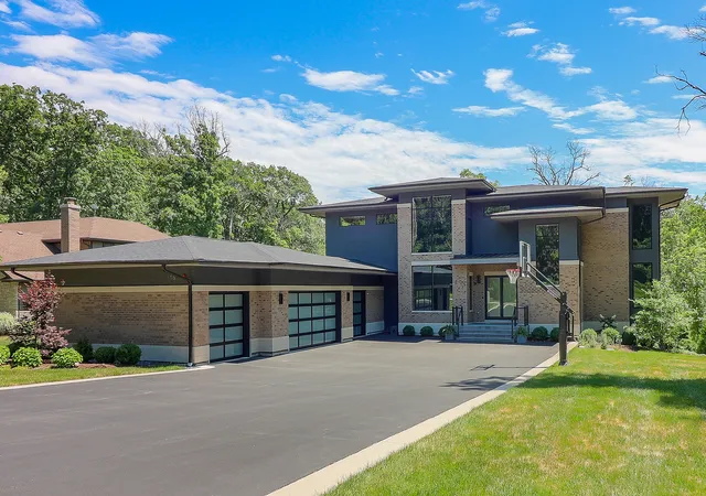 Photo 3 of Single family home for sale at 105 W Glendale Ter, Roselle, IL 60172 | MLS# 12749881 | Listing updated on 2026-09-09