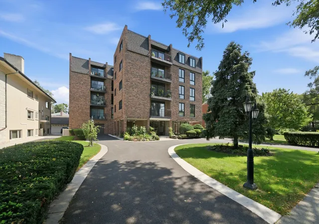 Photo 2 of Condo for sale at 1417 Bonnie Brae Pl #2A, River Forest, IL 60305 | MLS# 12749929 | Listing updated on 2026-09-22