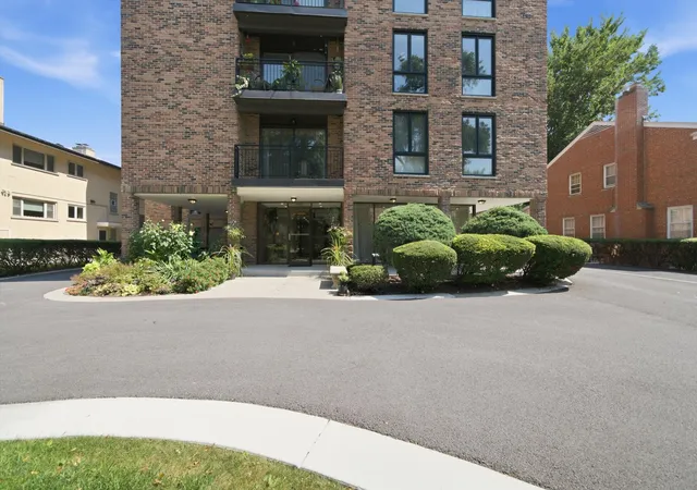 Photo 3 of Condo for sale at 1417 Bonnie Brae Pl #2A, River Forest, IL 60305 | MLS# 12749929 | Listing updated on 2026-09-22