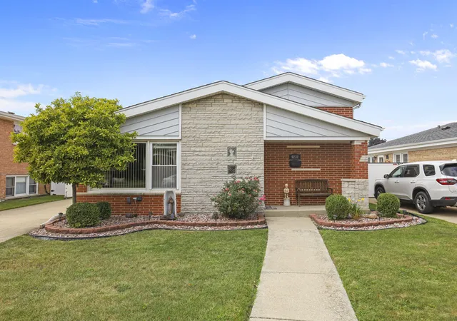 Photo 1 of Single family home for sale at 9232 Parkside Ave, Oak Lawn, IL 60453 | MLS# 12749936 | Listing updated on 2026-09-16