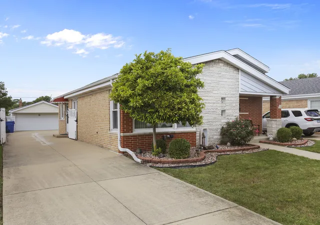 Photo 2 of Single family home for sale at 9232 Parkside Ave, Oak Lawn, IL 60453 | MLS# 12749936 | Listing updated on 2026-09-16