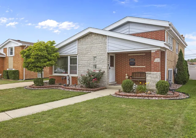 Photo 3 of Single family home for sale at 9232 Parkside Ave, Oak Lawn, IL 60453 | MLS# 12749936 | Listing updated on 2026-09-16