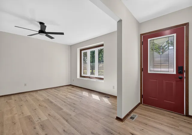 Photo 4 of Single family home for sale at 16 Sherwick Rd, Oswego, IL 60543 | MLS# 12749946 | Listing updated on 2026-10-04