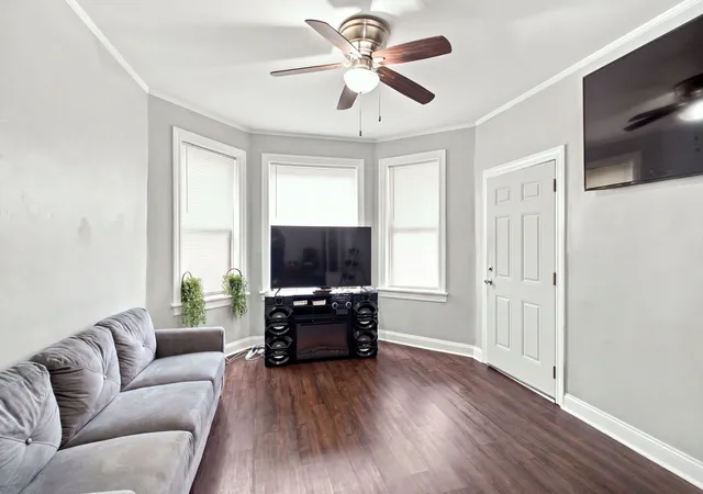 Listing Photo 4 - Condo for sale in building located at 4833 W Gladys Ave, Chicago, IL 60644