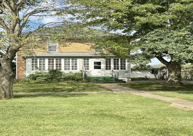 Photo 2 of Single family home for sale at 111 N Adams St, Carthage, IL 62321 | MLS# 12749968 | Listing updated on 2026-09-09