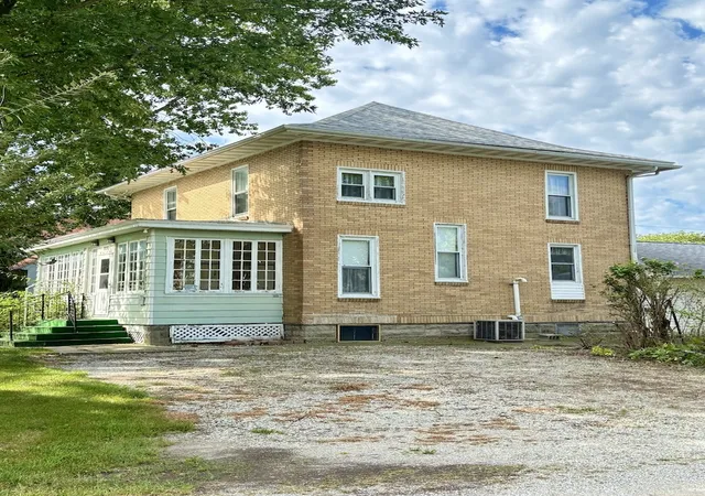 Photo 3 of Single family home for sale at 111 N Adams St, Carthage, IL 62321 | MLS# 12749968 | Listing updated on 2026-09-09