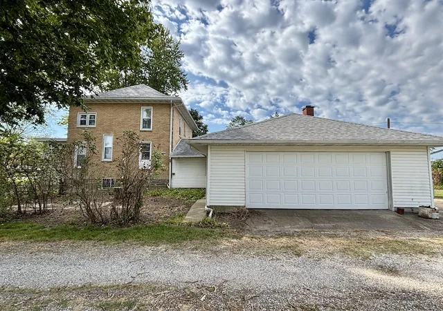 Photo 3 of Single family home for sale at 111 N Adams St, Carthage, IL 62321 | MLS# 12749968 | Listing updated on 2026-09-09