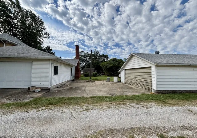 Photo 4 of Single family home for sale at 111 N Adams St, Carthage, IL 62321 | MLS# 12749968 | Listing updated on 2026-09-09