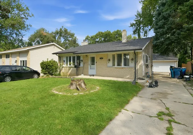 Photo 2 of Single family home for sale at 132 E Montana Ave, Glendale Heights, IL 60139 | MLS# 12750047 | Listing updated on 2026-09-22