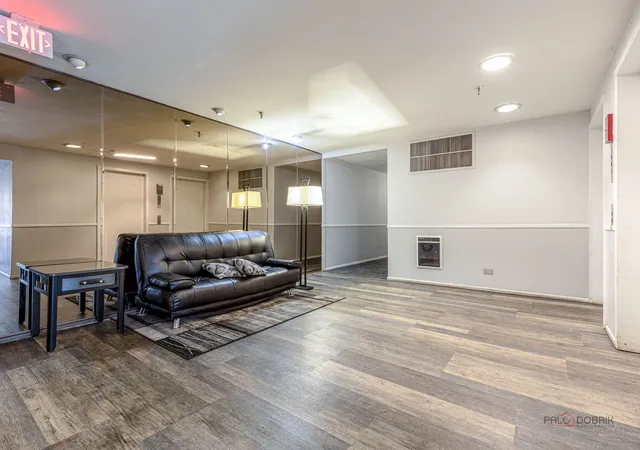 Listing Photo 4 - Condo for sale in building located at 3801 Appian Wy, Glenview, IL 60025 - Unit #205
